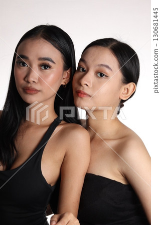 兩個美麗的女人 兩個美麗的女人 130681445