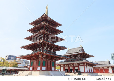 四天王寺:五重塔與寺廟建築群 四天王寺:五重塔與寺廟建築群 130681635