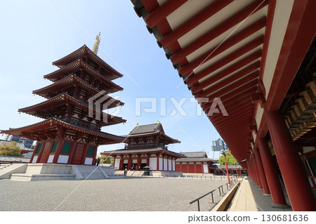 四天王寺:五重塔與寺廟建築群 四天王寺:五重塔與寺廟建築群 130681636