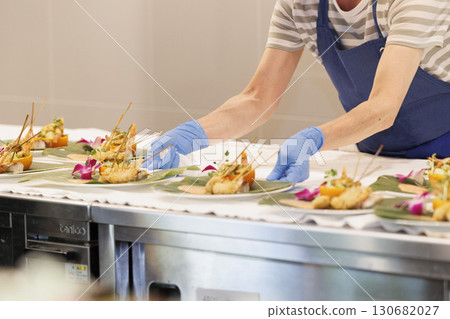法國廚師,提供食物的手特寫,工作場景 法國廚師,提供食物的手特寫,工作場景 130682027