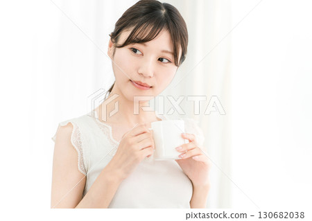 微笑的亞洲女性早上在家喝熱水、咖啡、熱飲、牛奶咖啡和拿鐵咖啡 微笑的亞洲女性早上在家喝熱水、咖啡、熱飲、牛奶咖啡和拿鐵咖啡 130682038