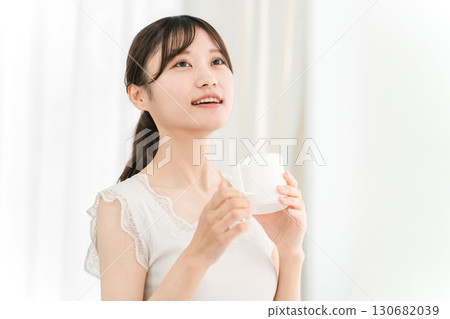 微笑的亞洲女性早上在家喝熱水、咖啡、熱飲、牛奶咖啡和拿鐵咖啡 微笑的亞洲女性早上在家喝熱水、咖啡、熱飲、牛奶咖啡和拿鐵咖啡 130682039