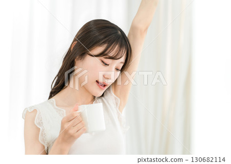 微笑的亞洲女性早上在家喝熱水、咖啡、熱飲、牛奶咖啡和拿鐵咖啡 130682114