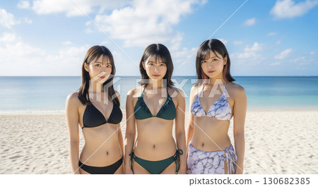 身穿比基尼的女人對著鏡頭擺姿勢 130682385