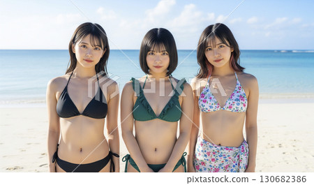 身穿比基尼的女人對著鏡頭擺姿勢 130682386