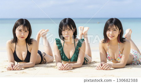 三位身穿比基尼的女子在鏡頭前擺姿勢 130682388