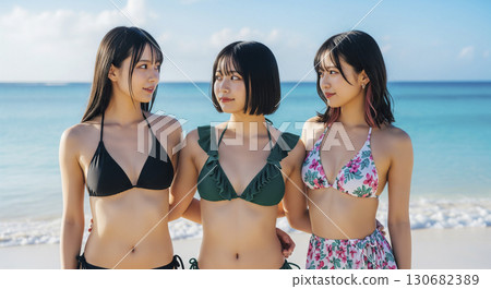 三位穿著比基尼的女子在美麗的大海中玩耍 130682389