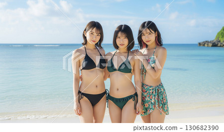 三位穿著比基尼的女子在美麗的大海中玩耍 130682390