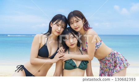 三位穿著比基尼的女子在美麗的大海中玩耍 三位穿著比基尼的女子在美麗的大海中玩耍 130682393