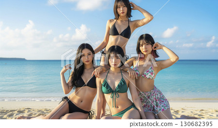 四個穿著比基尼的女人在美麗的大海中玩耍 四個穿著比基尼的女人在美麗的大海中玩耍 130682395