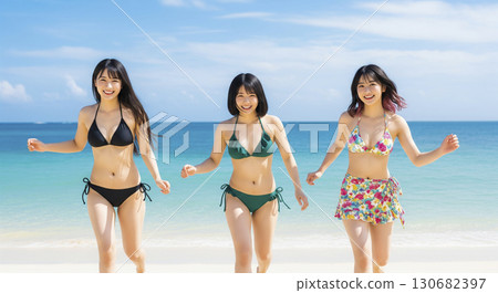 三位穿著比基尼的女子在美麗的大海中玩耍 130682397