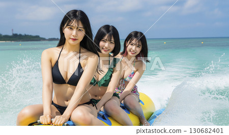 三個穿比基尼的女人玩香蕉板 130682401