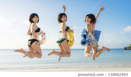 三位身穿比基尼的女子在美麗的大海中跳躍 130682403
