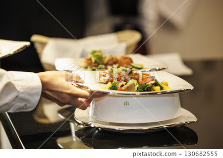 在法國廚房工作的人們的庫存圖片 130682555