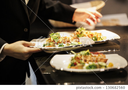 在法國廚房工作的人們的庫存圖片 130682560