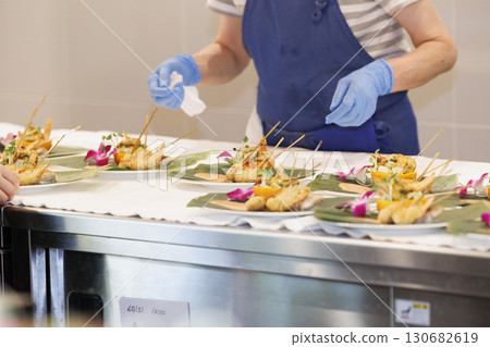 在法國廚房工作的人們的庫存圖片 130682619