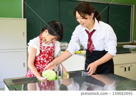 在烹飪課和烹飪老師學習烹飪的小學生教育和食品教育形象 130682691