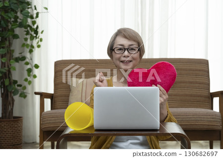 支持自己喜愛的偶像的老年女性 130682697