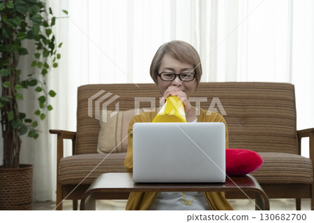 Senior women who support their favorite idols Senior women who support their favorite idols 130682700