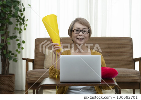 Senior women who support their favorite idols 130682701