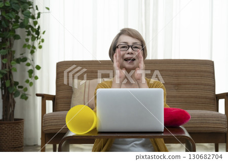 支持自己喜愛的偶像的老年女性 支持自己喜愛的偶像的老年女性 130682704