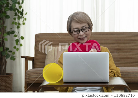 Senior women who support their favorite idols Senior women who support their favorite idols 130682710