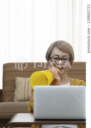 Senior women who support their favorite idols 130682721