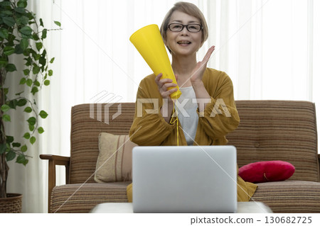 Senior women who support their favorite idols Senior women who support their favorite idols 130682725