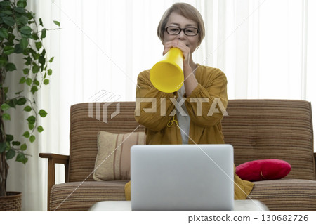 Senior women who support their favorite idols Senior women who support their favorite idols 130682726