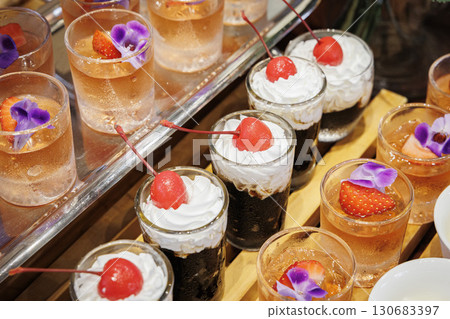 色彩繽紛的蛋糕糖果自助餐形象 色彩繽紛的蛋糕糖果自助餐形象 130683397