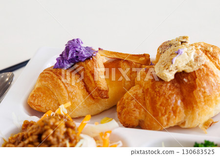 早餐自助餐。有沖繩特產苦瓜炒菜、紅蘿蔔炒菜等。牛角麵包上撒有沖繩特產紫薯和黑糖。 130683525