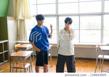 男學生在學校教室裡練習舞蹈。青春與學校生活的圖片。 130683695