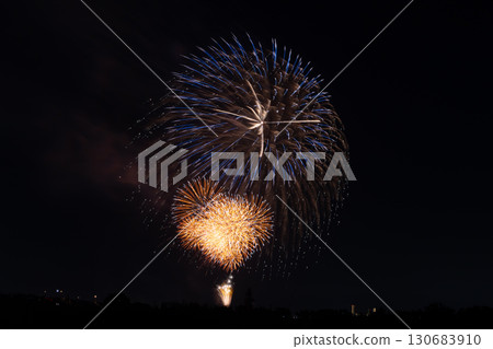與江戶川區共同舉辦的市川市民夏季煙火大會在千葉縣市川市南附近的江戶川河畔舉行。 與江戶川區共同舉辦的市川市民夏季煙火大會在千葉縣市川市南附近的江戶川河畔舉行。 130683910