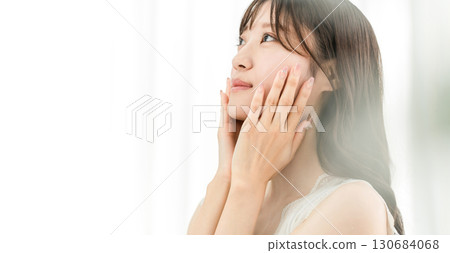 A young Asian woman who uses skin care products and cosmetics with penetrating power to moisturize and care for her skin 130684068