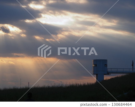 傍晚時分,水芹光線透過雲層的縫隙傾瀉到地面上 傍晚時分,水芹光線透過雲層的縫隙傾瀉到地面上 130684464