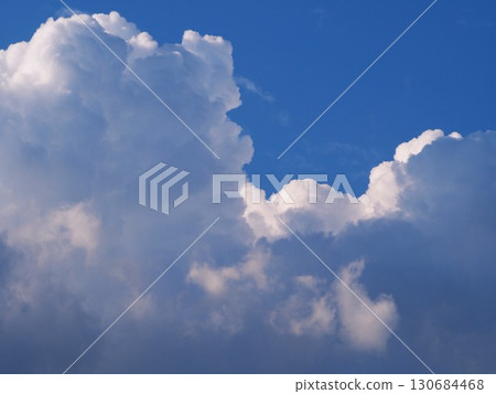 潔白的雲朵漂浮在藍色的夏日的天空 潔白的雲朵漂浮在藍色的夏日的天空 130684468