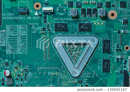 從筆記型電腦中取出的電子電路板 從筆記型電腦中取出的電子電路板 130685187