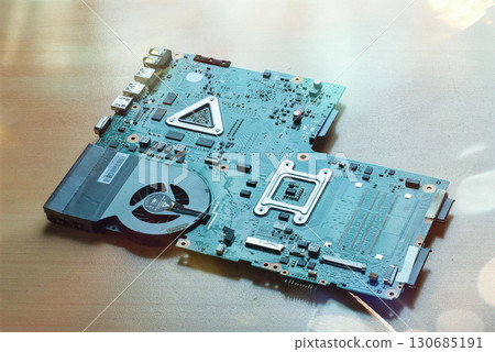 從筆記型電腦中取出的電子電路板 130685191