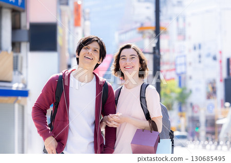 入境：外國人在東京街頭享受購物樂趣 130685495