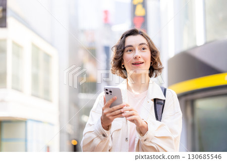 入境：東京街頭行走的外國女性 130685546