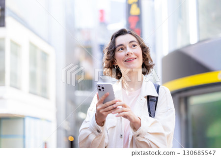 入境:東京街頭行走的外國女性 入境:東京街頭行走的外國女性 130685547