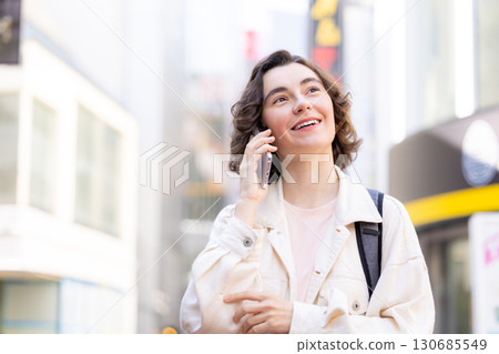 入境:東京街頭行走的外國女性 入境:東京街頭行走的外國女性 130685549