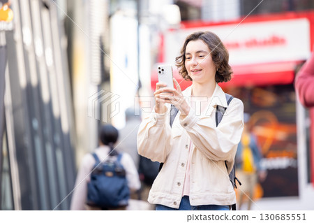 Inbound: Foreign women strolling through the streets of Tokyo 130685551