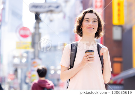 入境：東京街頭行走的外國女性 130685619