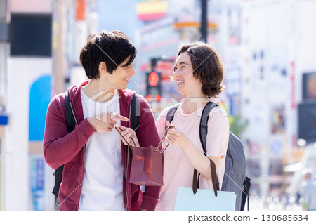 入境:外國人在東京街頭享受購物樂趣 入境:外國人在東京街頭享受購物樂趣 130685634