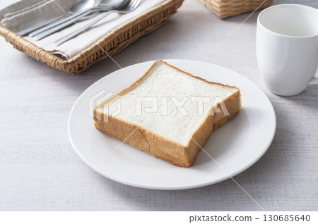 餐桌上放著一片麵包 130685640