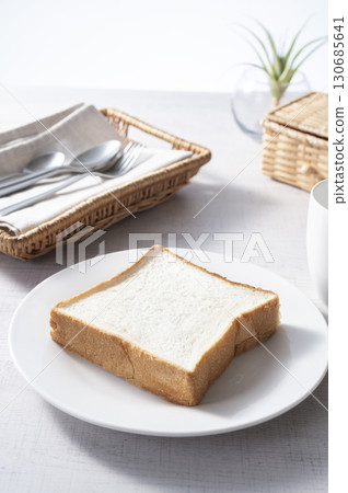 餐桌上放著一片麵包 130685641