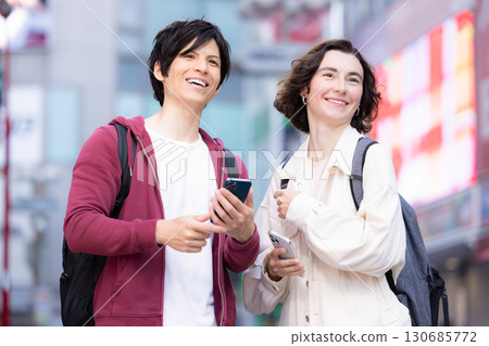 入境：外國人一邊看智慧型手機一邊在東京閒逛 130685772