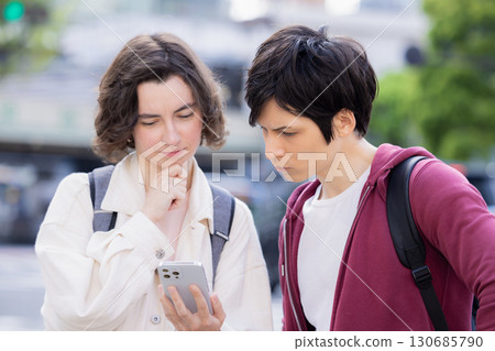 入境：外國人一邊看智慧型手機一邊在東京閒逛 130685790