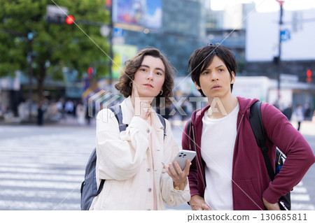 入境：外國人一邊看智慧型手機一邊在東京閒逛 130685811